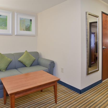 Holiday Inn Express Hotel & Suites Fredericksburg By Ihg Exteriör bild