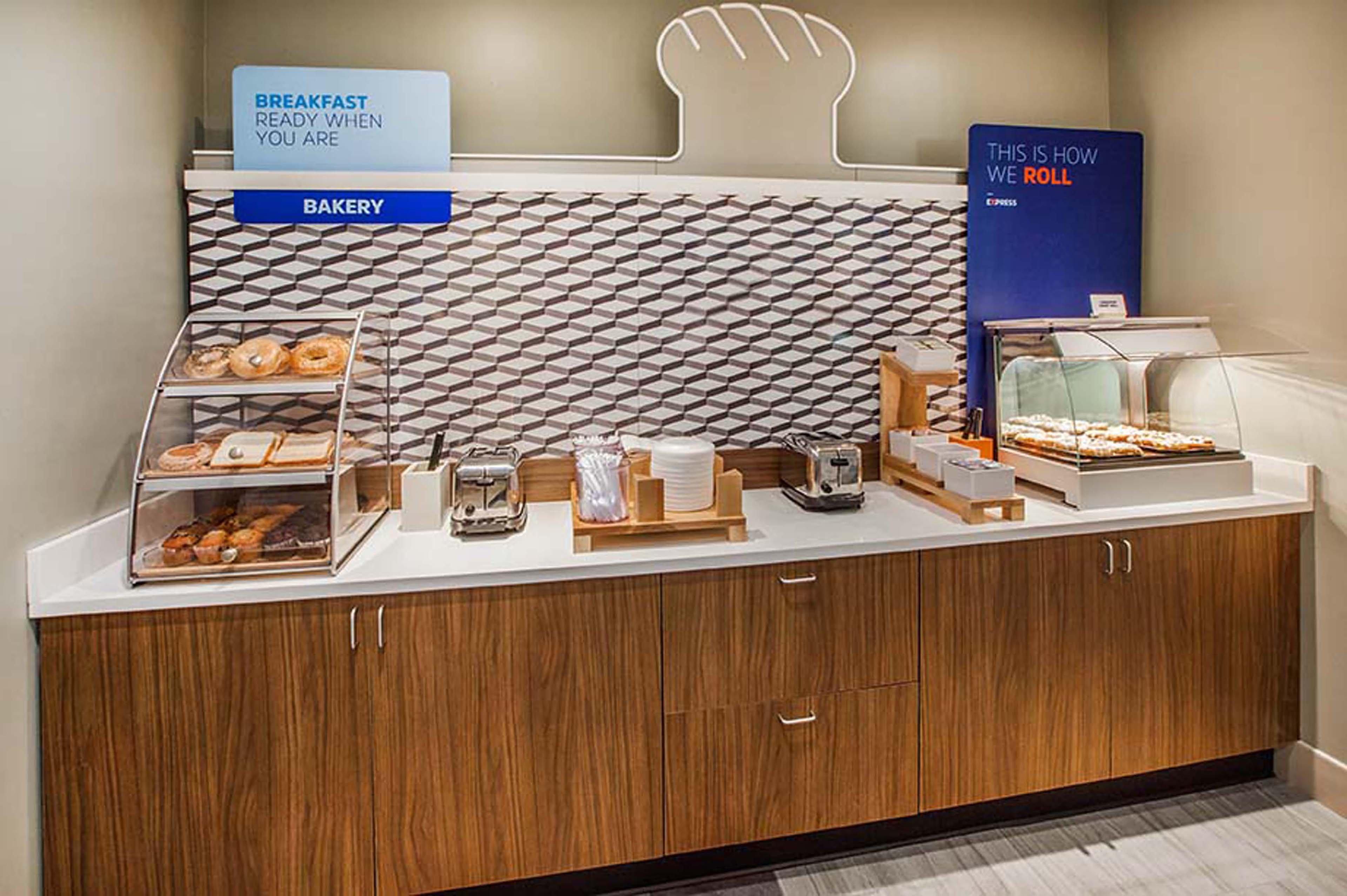 Holiday Inn Express Hotel & Suites Fredericksburg By Ihg Exteriör bild