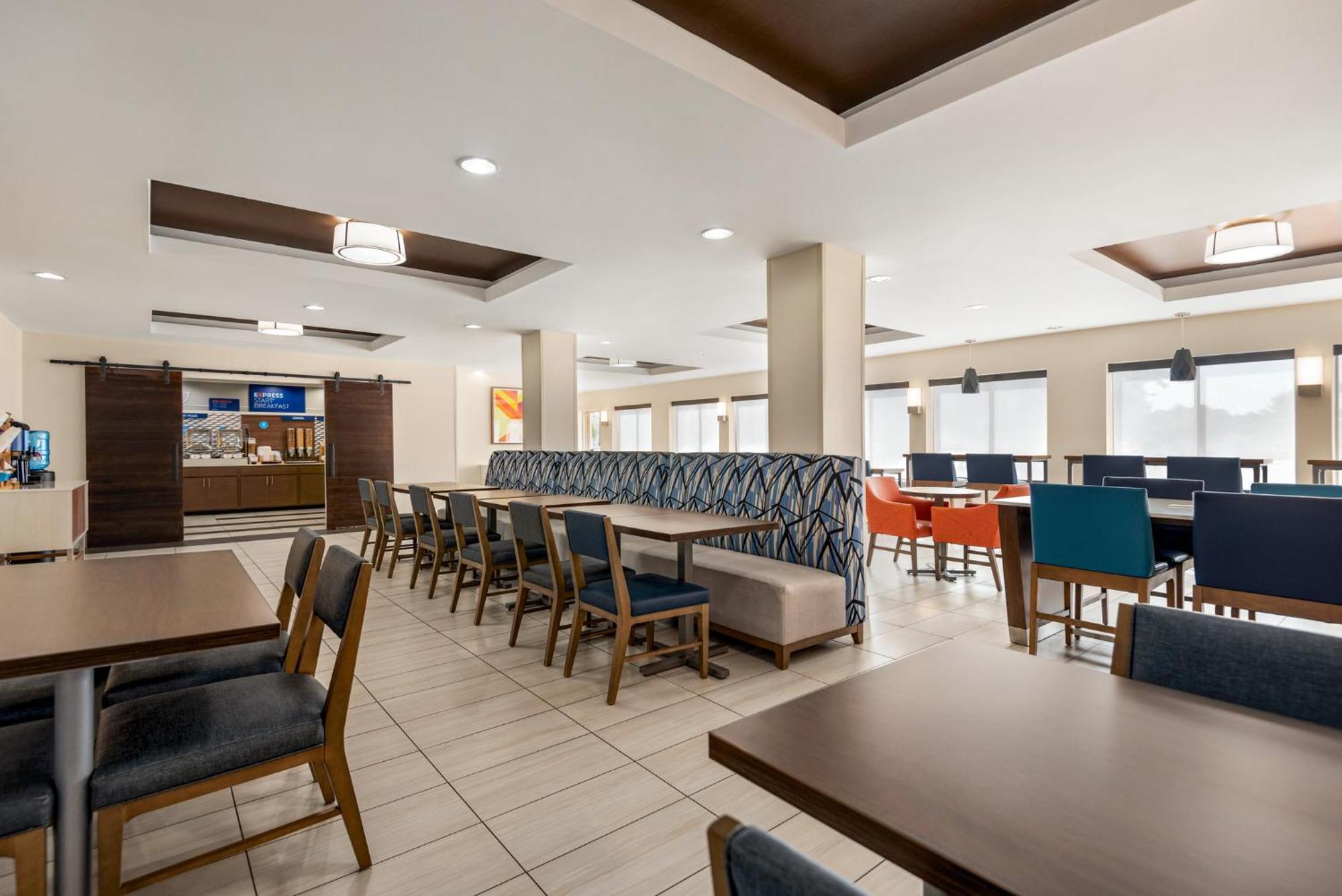 Holiday Inn Express Hotel & Suites Fredericksburg By Ihg Exteriör bild