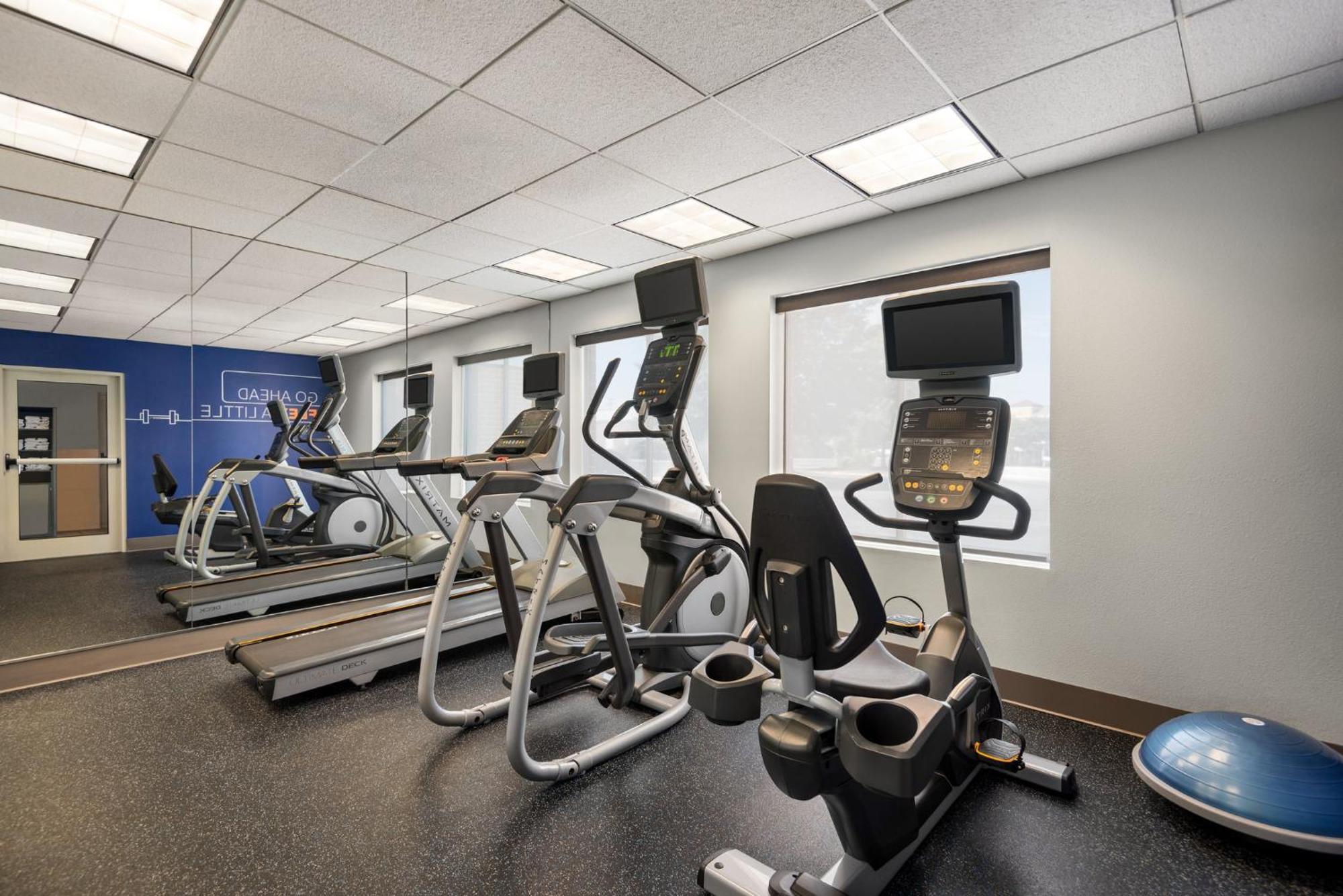 Holiday Inn Express Hotel & Suites Fredericksburg By Ihg Exteriör bild