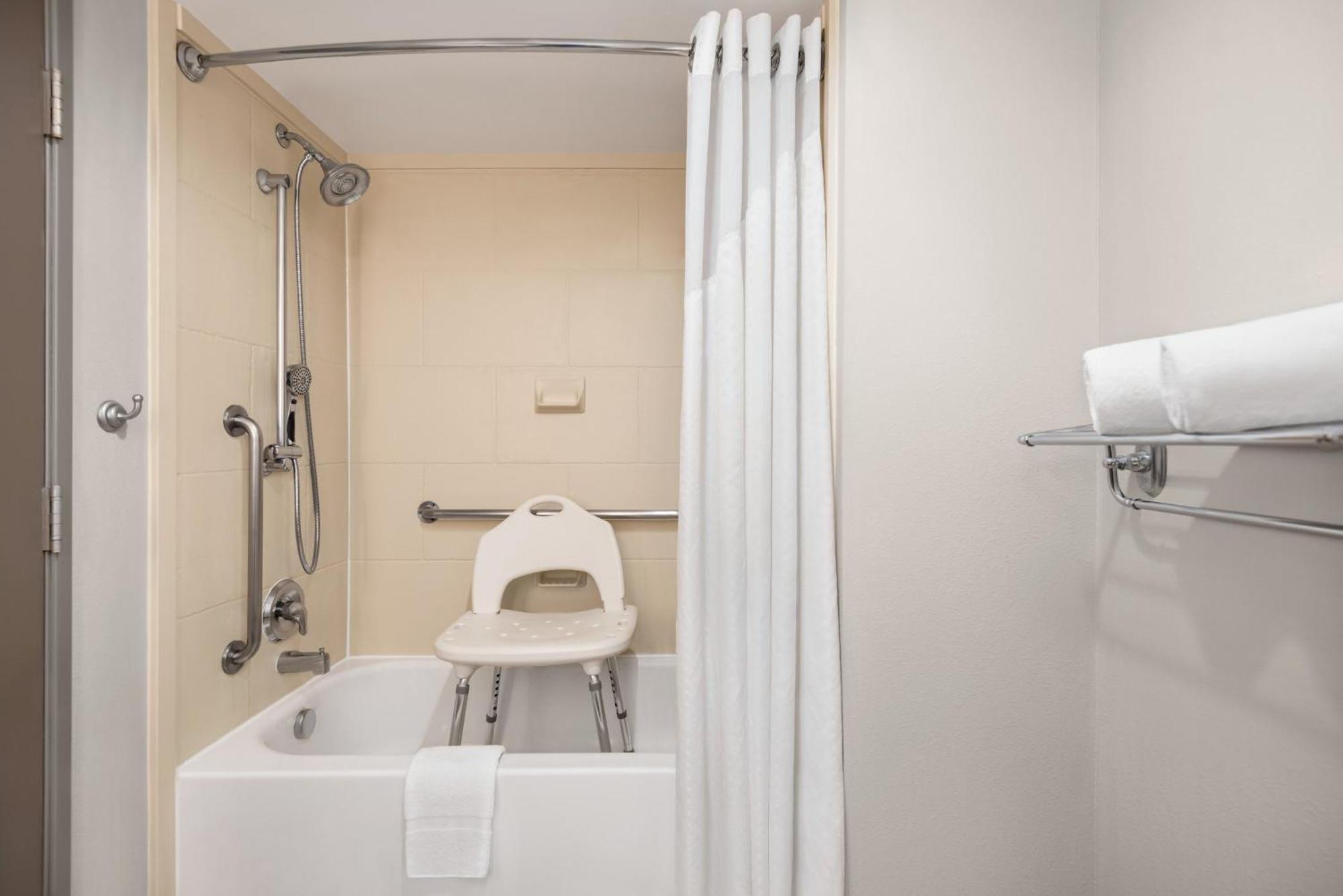 Holiday Inn Express Hotel & Suites Fredericksburg By Ihg Exteriör bild