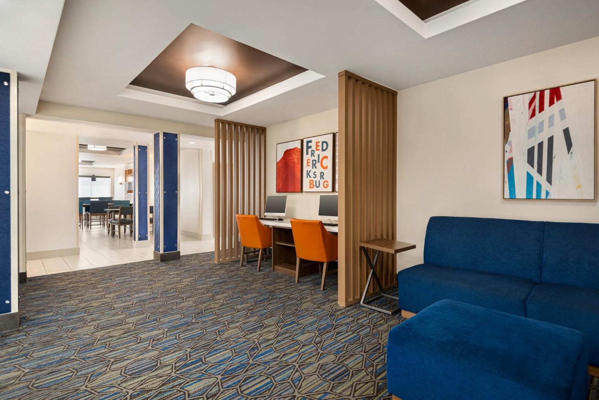 Holiday Inn Express Hotel & Suites Fredericksburg By Ihg Exteriör bild