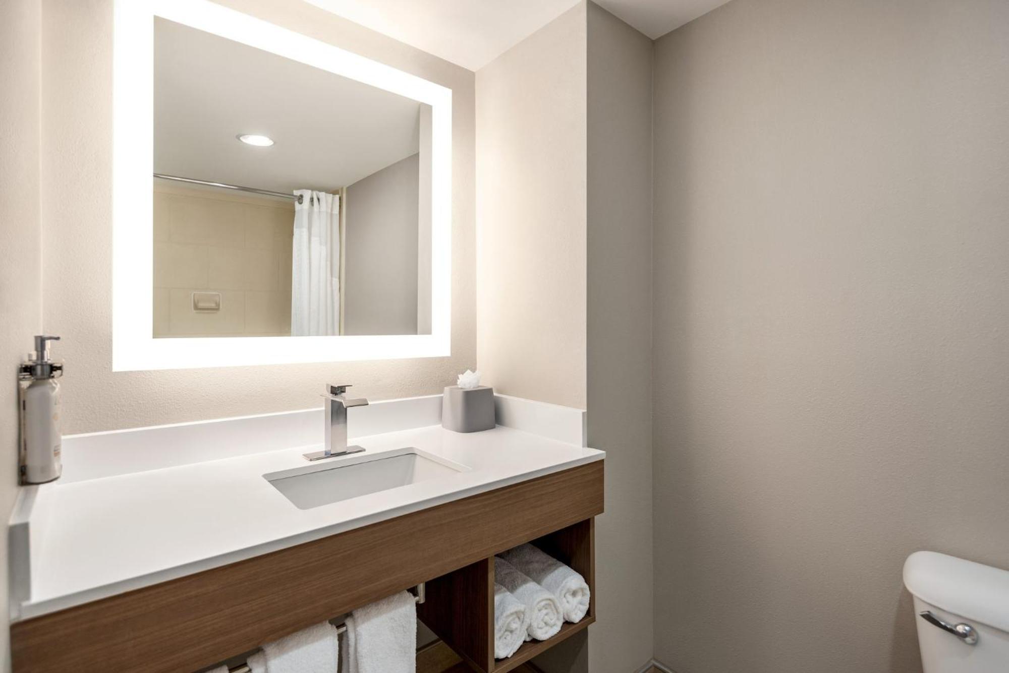 Holiday Inn Express Hotel & Suites Fredericksburg By Ihg Exteriör bild