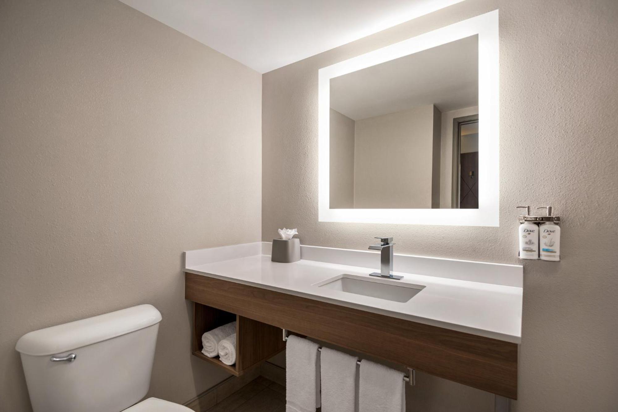 Holiday Inn Express Hotel & Suites Fredericksburg By Ihg Exteriör bild