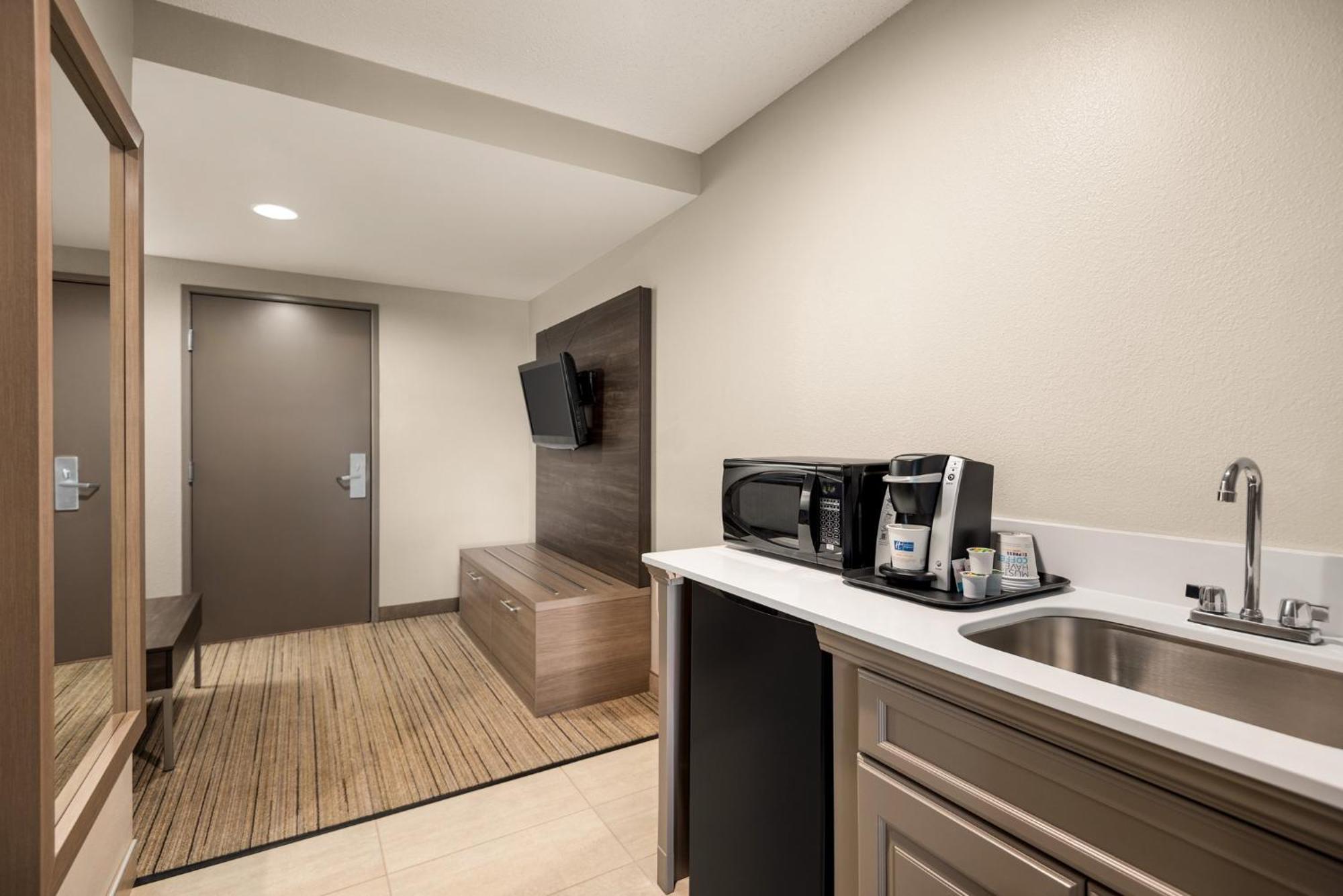 Holiday Inn Express Hotel & Suites Fredericksburg By Ihg Exteriör bild