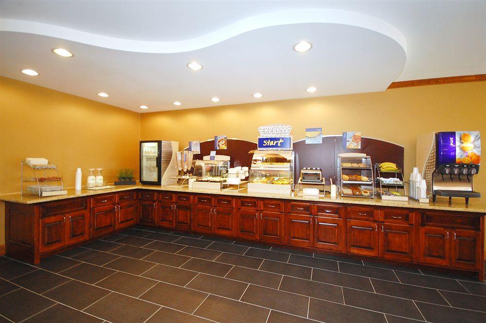 Holiday Inn Express Hotel & Suites Fredericksburg By Ihg Exteriör bild