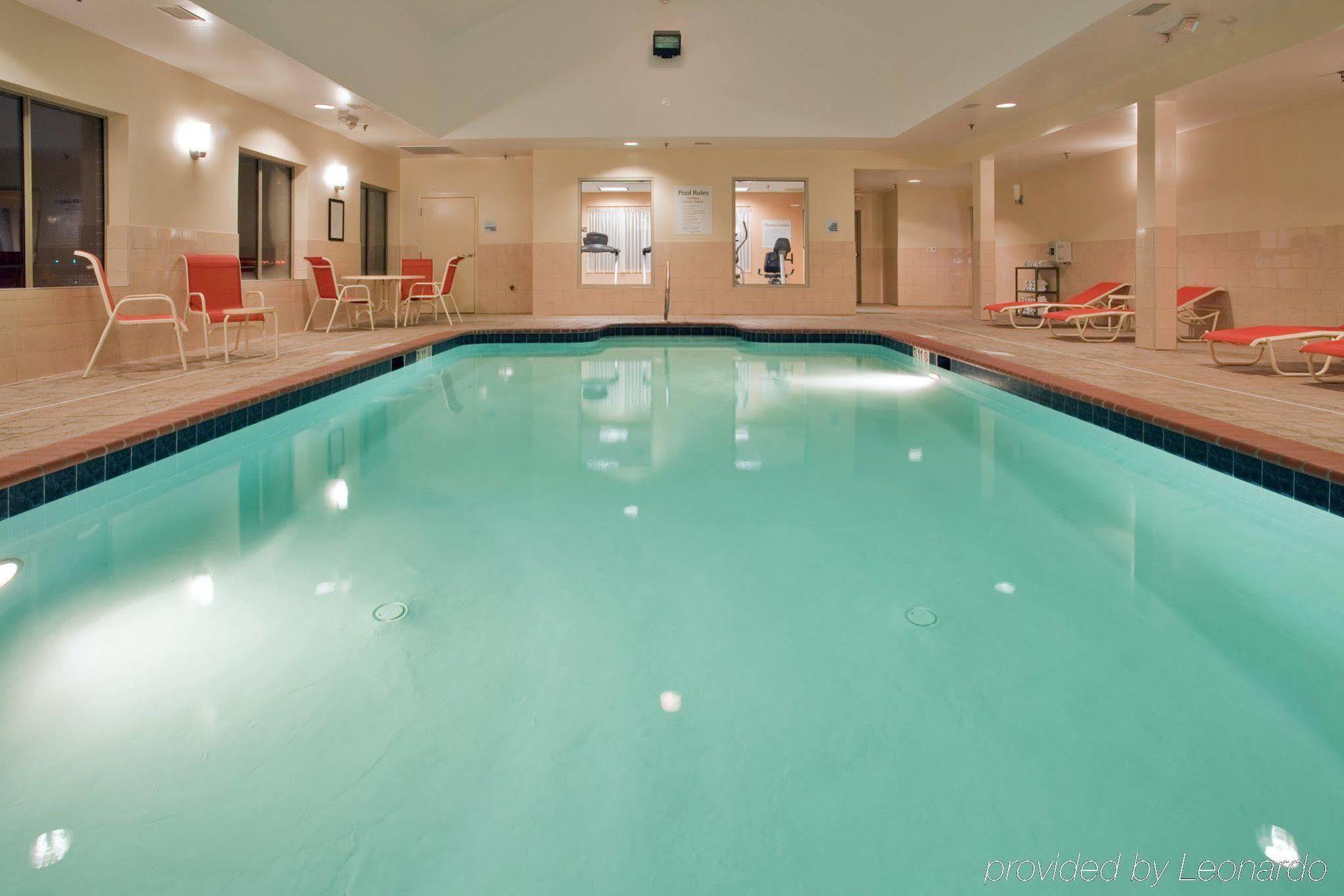 Holiday Inn Express Hotel & Suites Fredericksburg By Ihg Exteriör bild