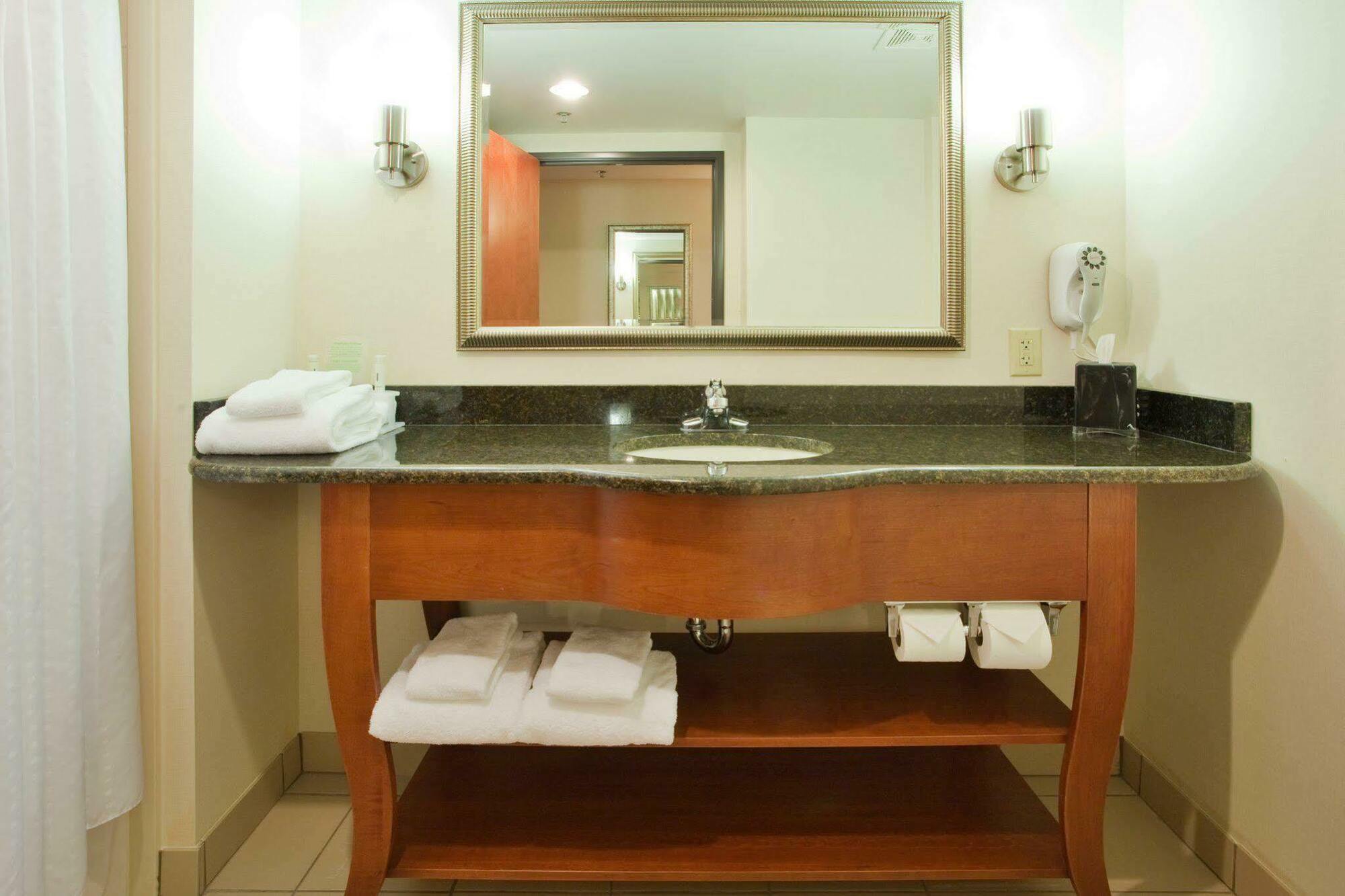 Holiday Inn Express Hotel & Suites Fredericksburg By Ihg Rum bild
